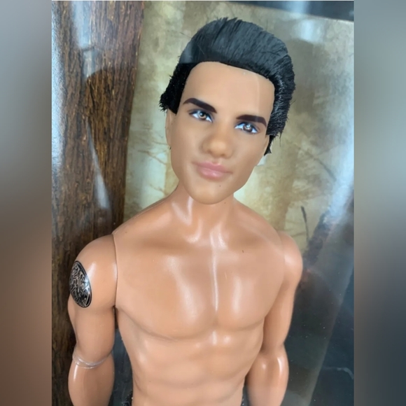 2009 Mattel | Pink Label Barbie  | Twilight Saga New Moon - Jacob | Doll - Picture 4 of 4